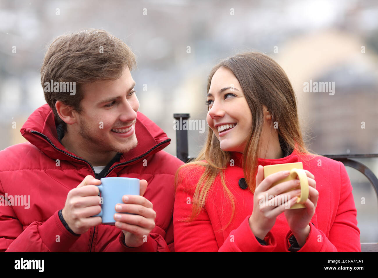 Paar entspannt im Winter Stockfoto