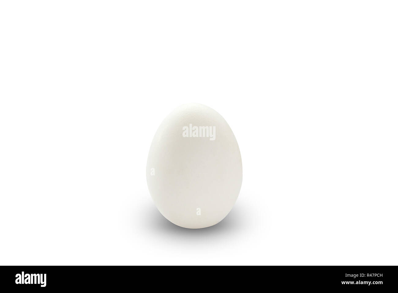 Weiße Ei auf weißem Hintergrund. Frischen landwirtschaftlichen Ei isoliert auf Weiss. Stockfoto