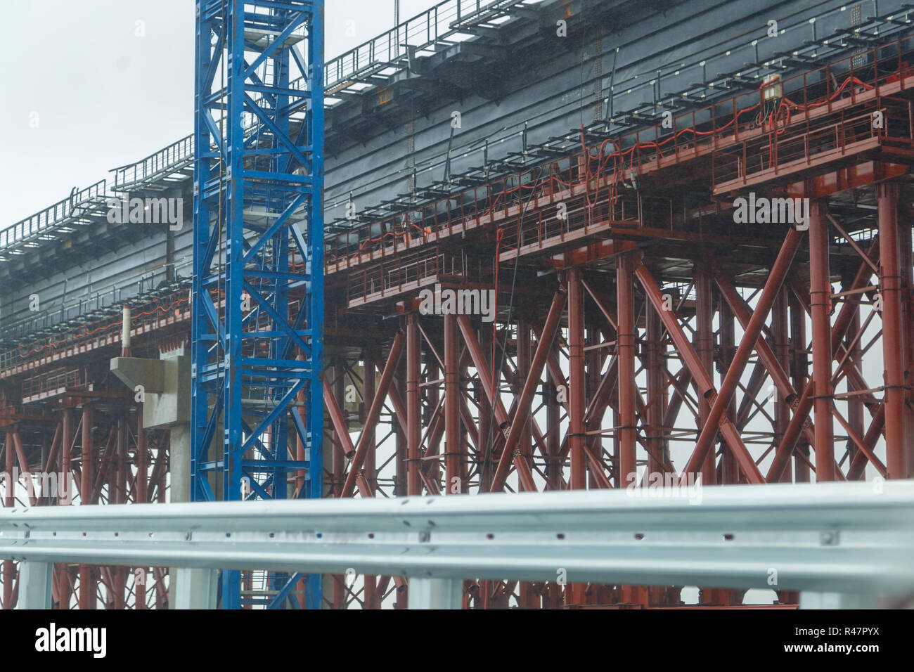 Kertsch Brücke im Bau in einem regnerischen Sommertag bewölkt Stockfoto