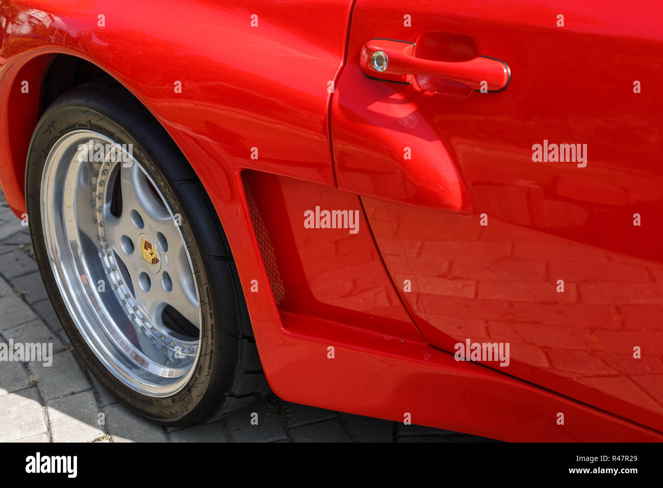 Rostow Am Don Russland Oktober 07 17 Blick Auf Das Hinterrad Und Der Luftansaugung Der Sportwagen Porsche 944 In Der Stadt Ausstellung Von Retro Autos Stockfotografie Alamy