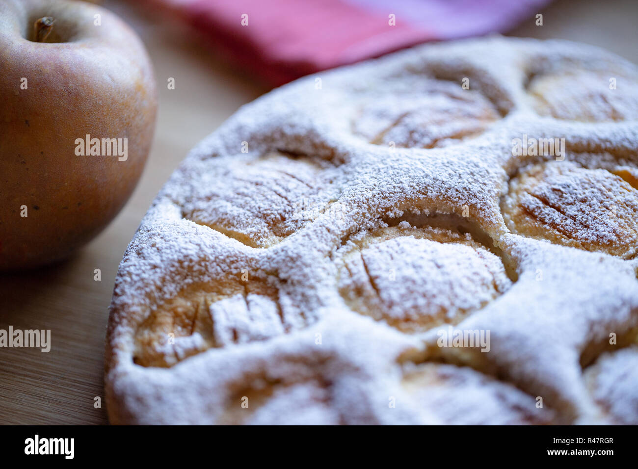 Hausgemachte vegan in Pulverform Apfelkuchen mit frischen Bio Belle de Boskoop apple Stockfoto