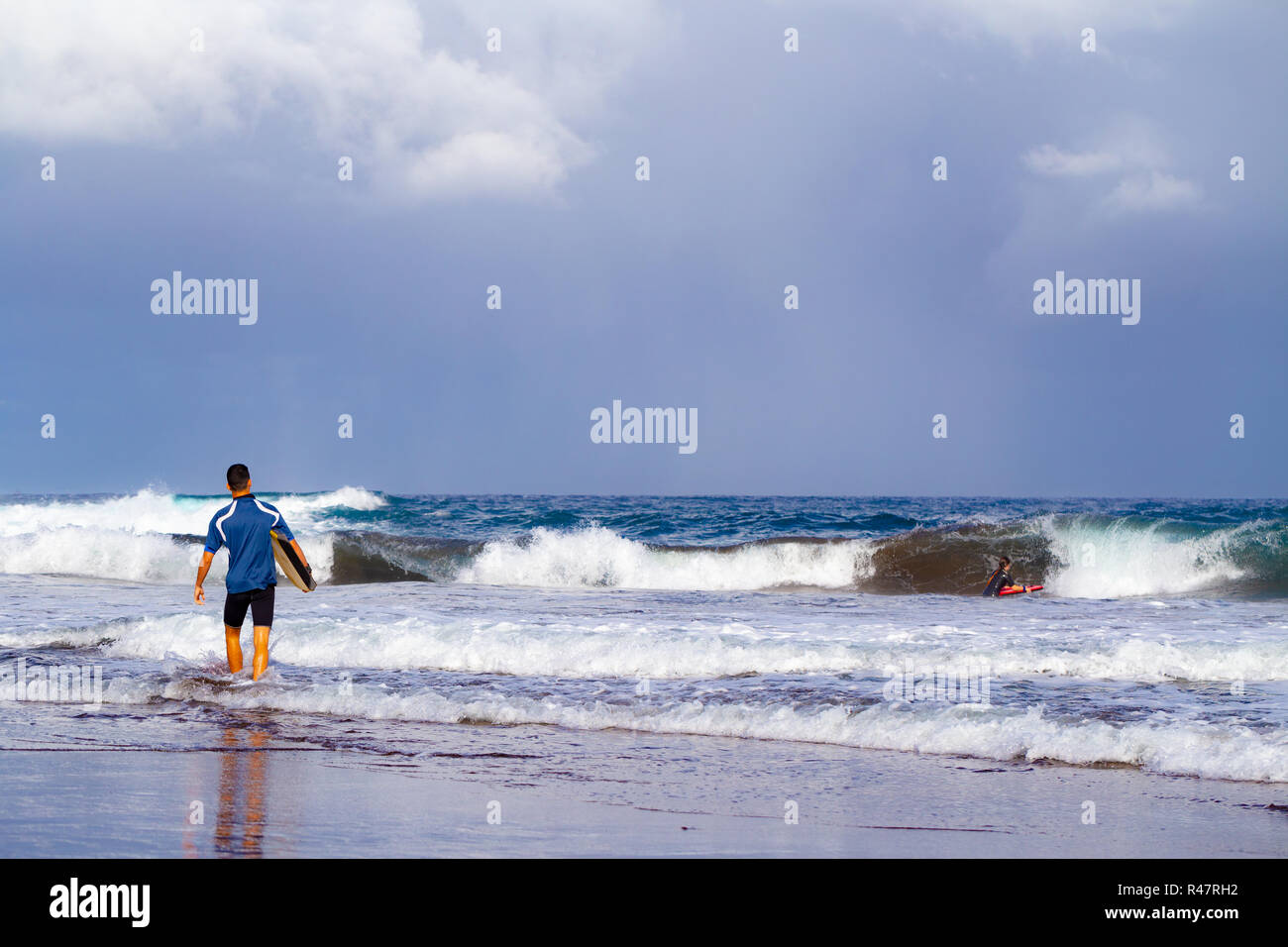 Surfen in den Atlantischen Ozean an der Ostküste von Gran Canaria an einem stürmischen Tag Stockfoto