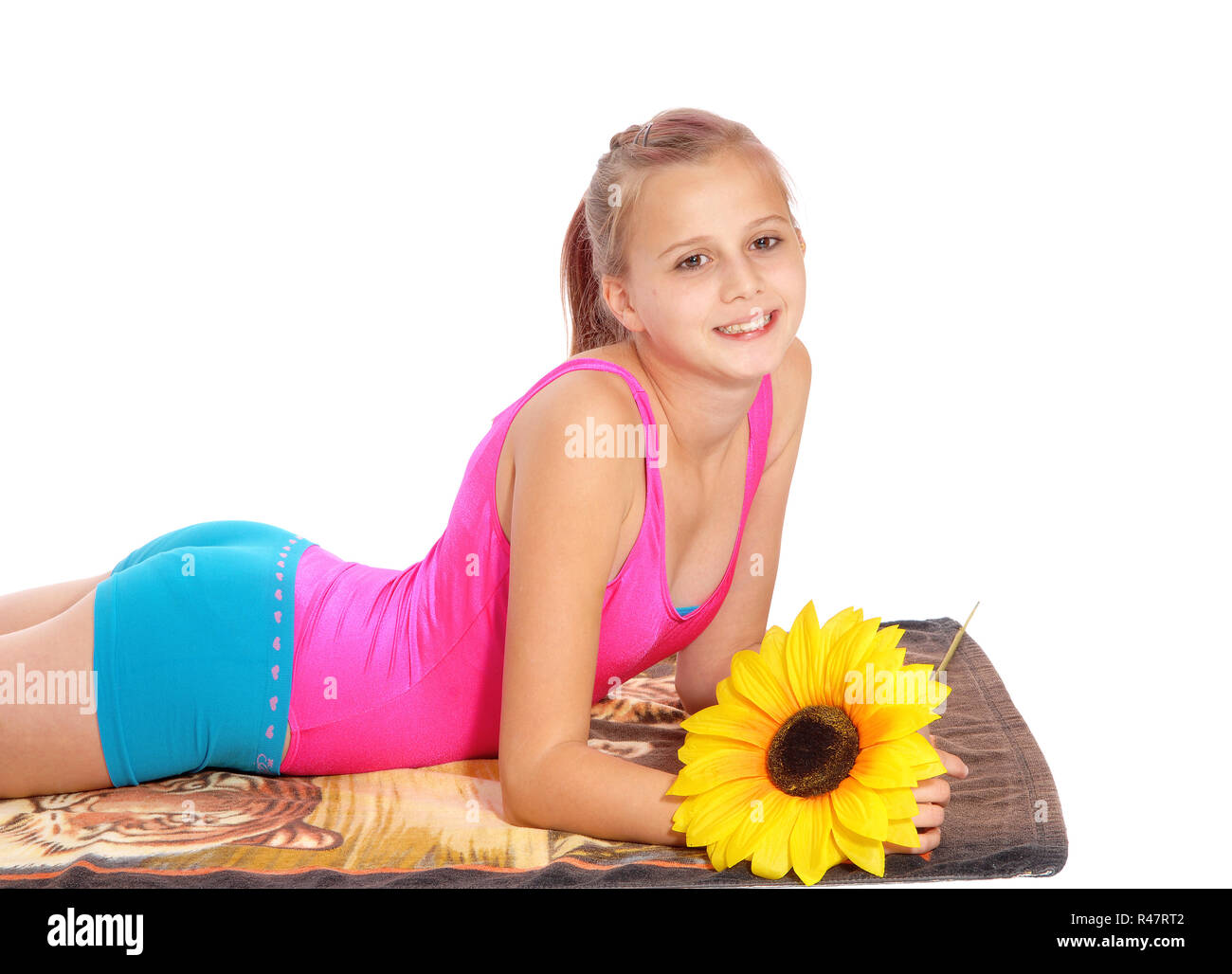 Junges Mädchen im Badeanzug auf einem Handtuch liegen Stockfotografie -  Alamy