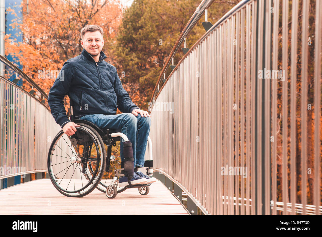 Mann im Rollstuhl mit einem Rollstuhl Rampe. Stockfoto
