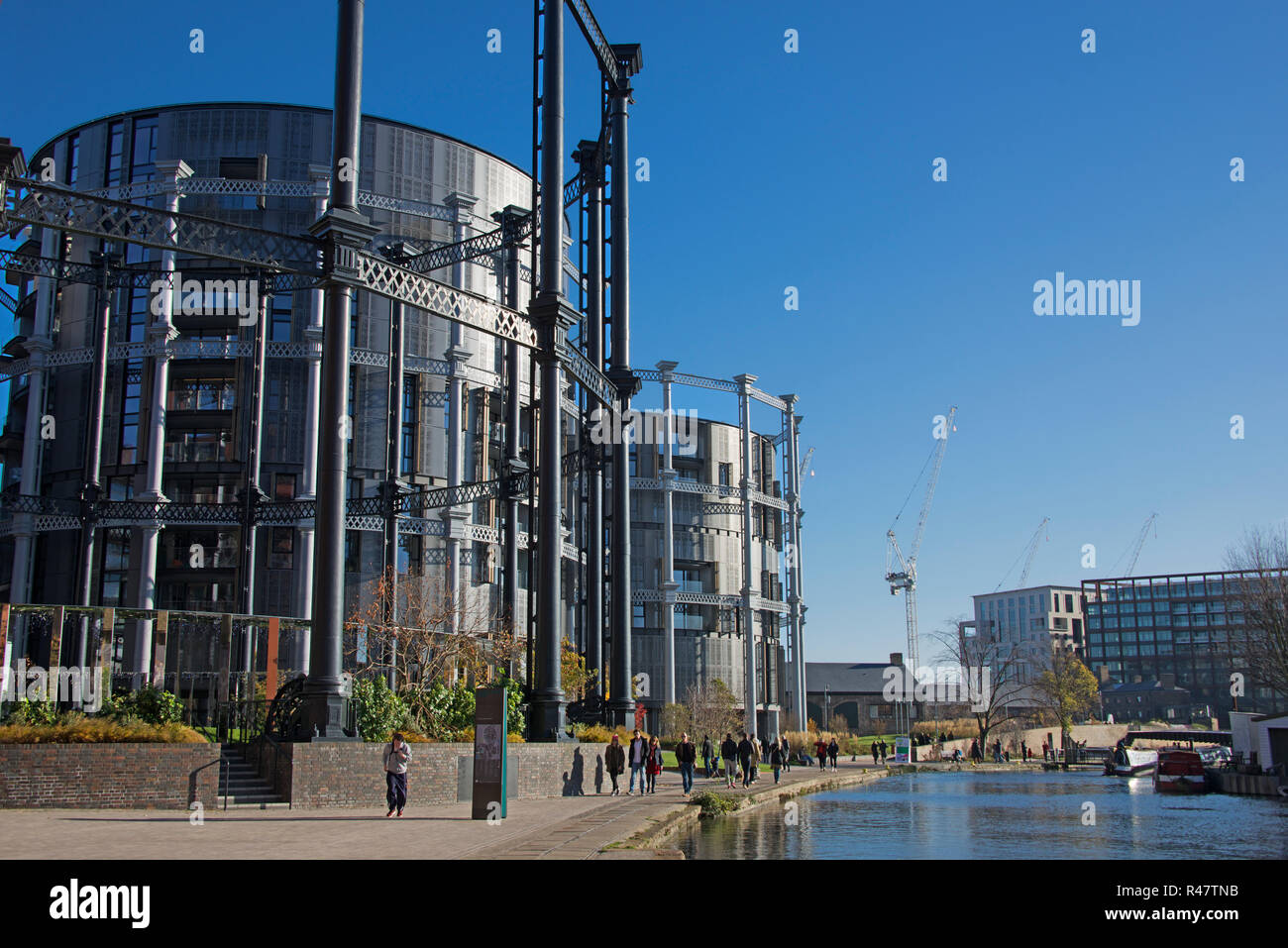 Regents Canal mit konvertierten Luxus Canal Side Apartments vom viktorianischen Gasspeicher Kings Cross London England Stockfoto