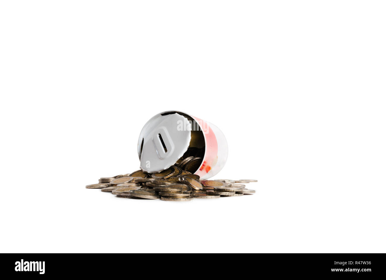 Zinn Kanister, offen, mit zahlreichen Euro Münzen, um es gefallen. Das Konzept der Ausgaben die Einsparungen. Stockfoto