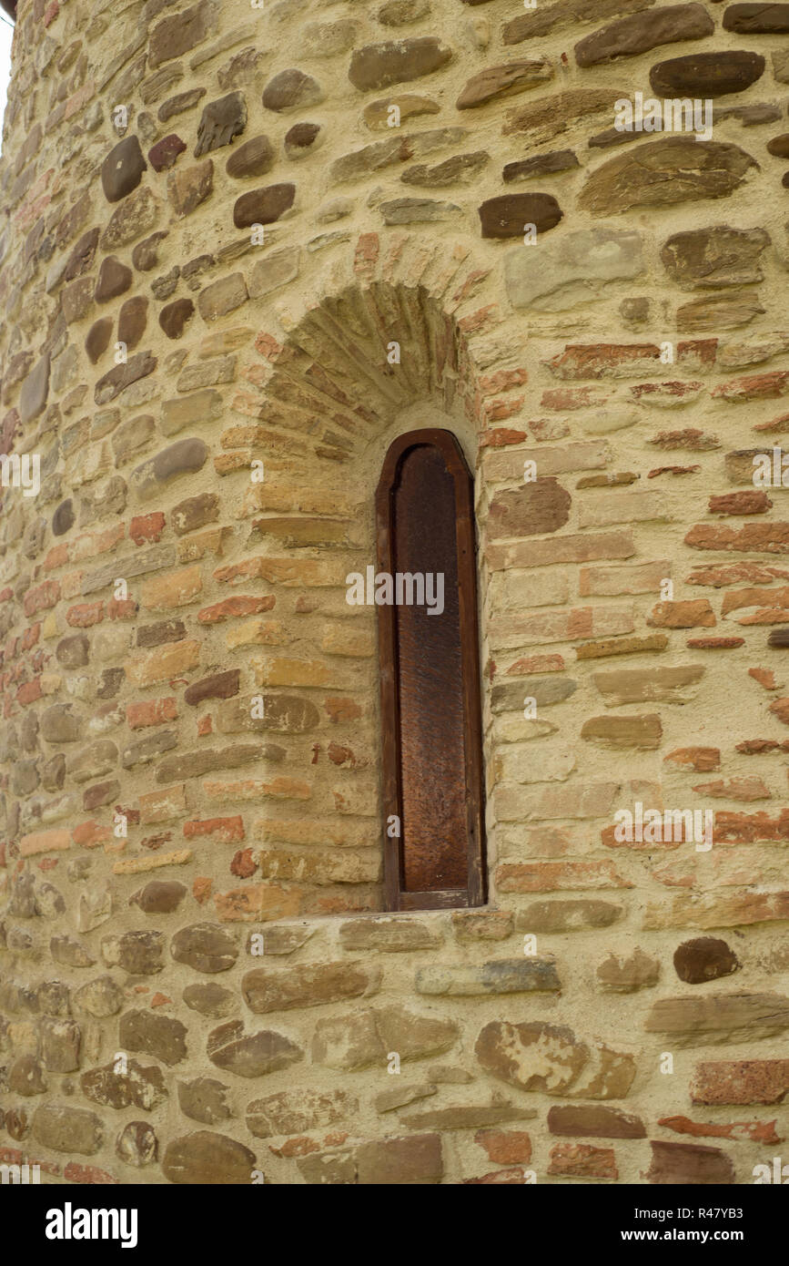 Lange vertikale Fenster der alten Kirche San Paterniano 1600, in einem abgelegenen Landschaft, Urbino, Italien Stockfoto