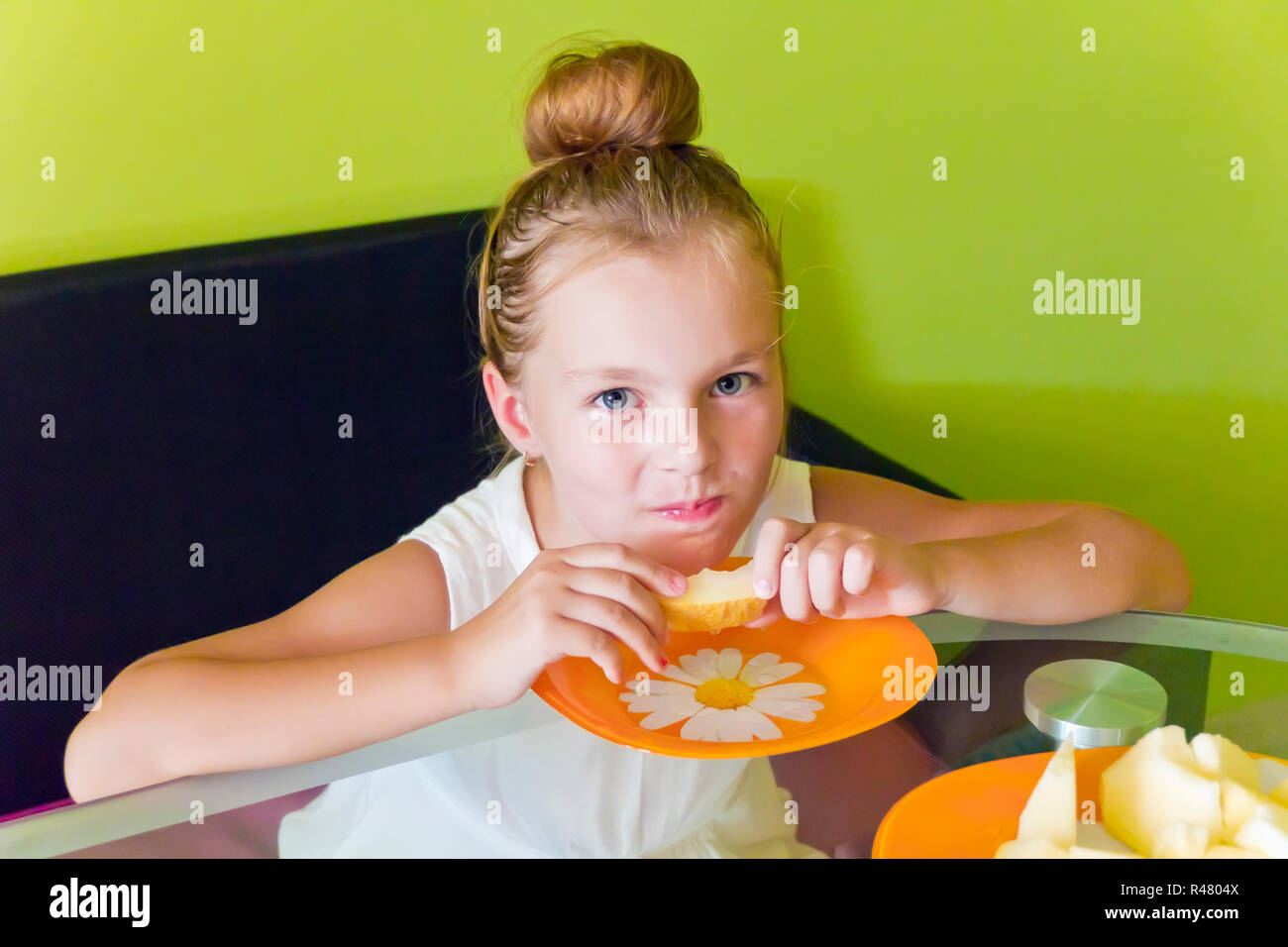 Niedliche Mädchen essen Melone Stockfoto