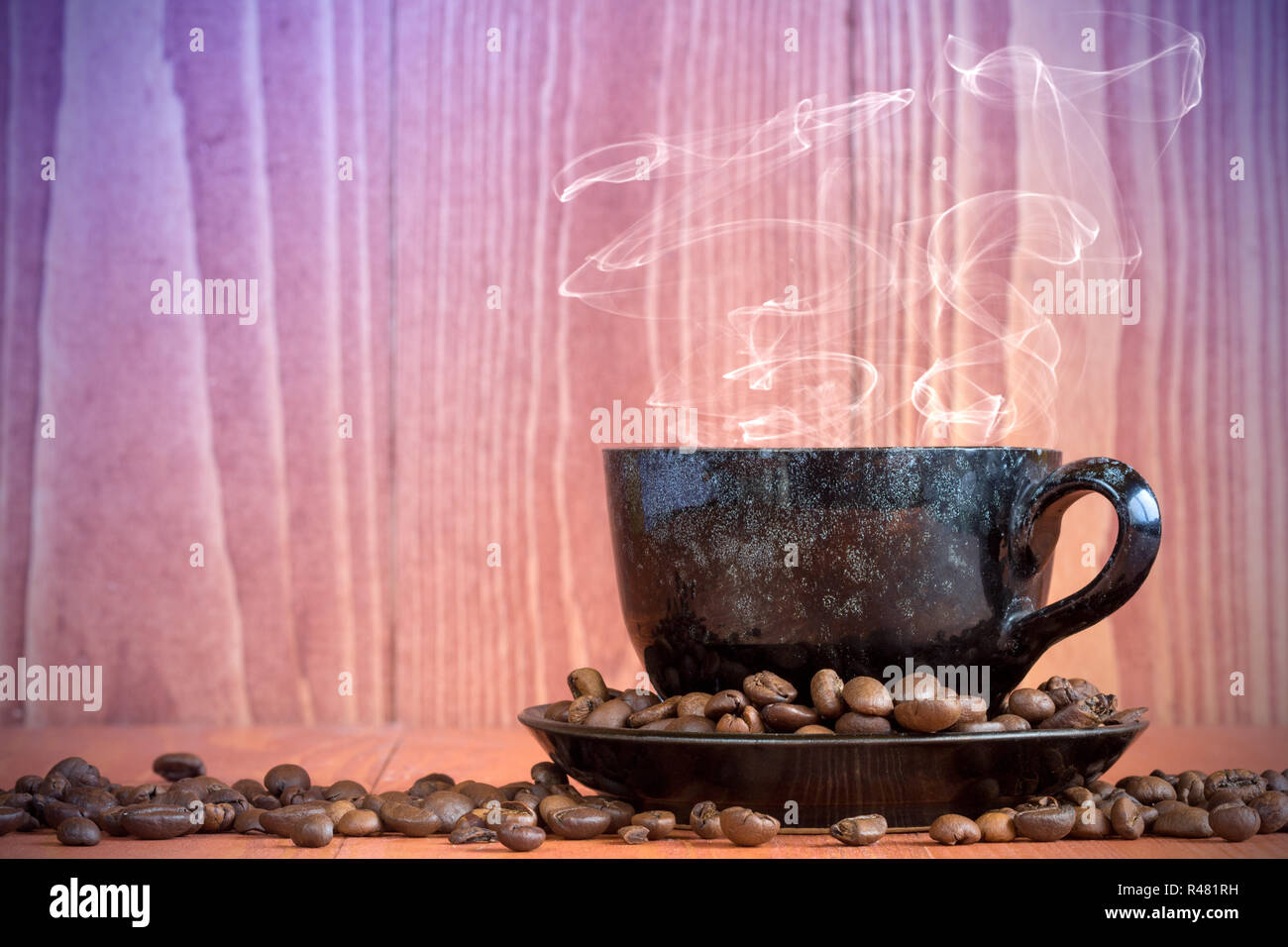 Tasse heißen Kaffee auf einer hölzernen Hintergrund Stockfoto