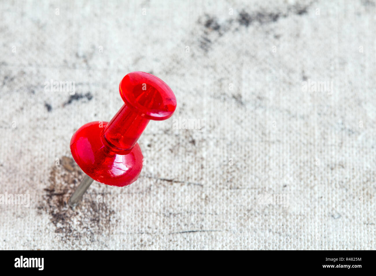 Rote Stecknadel auf dem alten Buch Cover Stockfoto