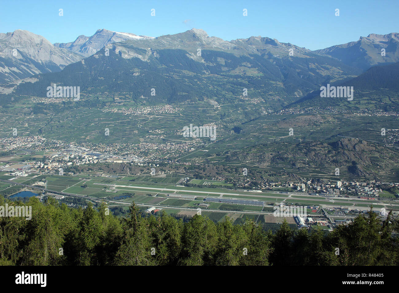 Panoramablick auf das Rhône-Tal in der Nähe von Sion im Wallis, Schweiz Stockfoto