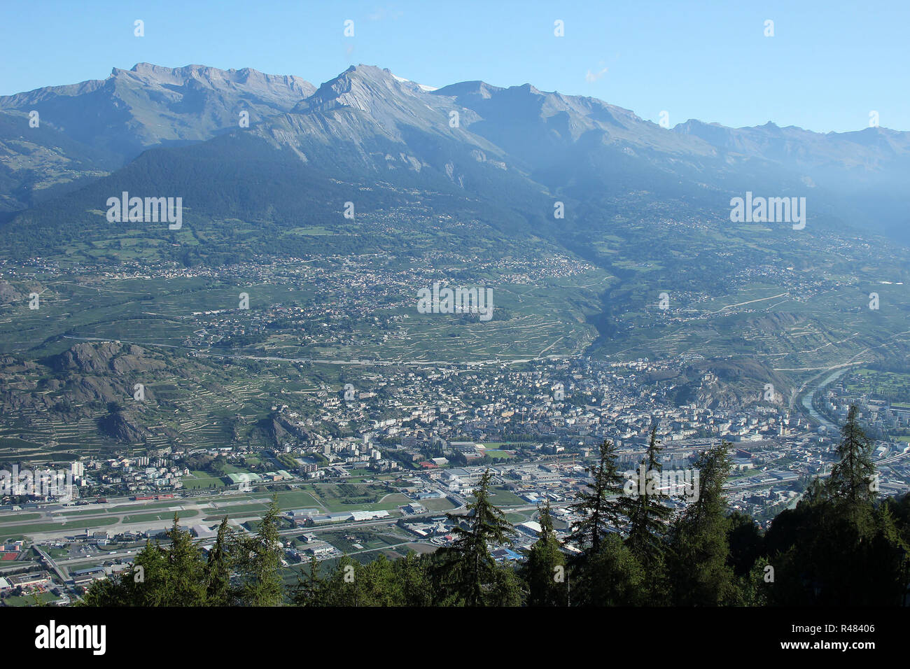 Panoramablick auf das Rhône-Tal in der Nähe von Sion im Wallis, Schweiz Stockfoto
