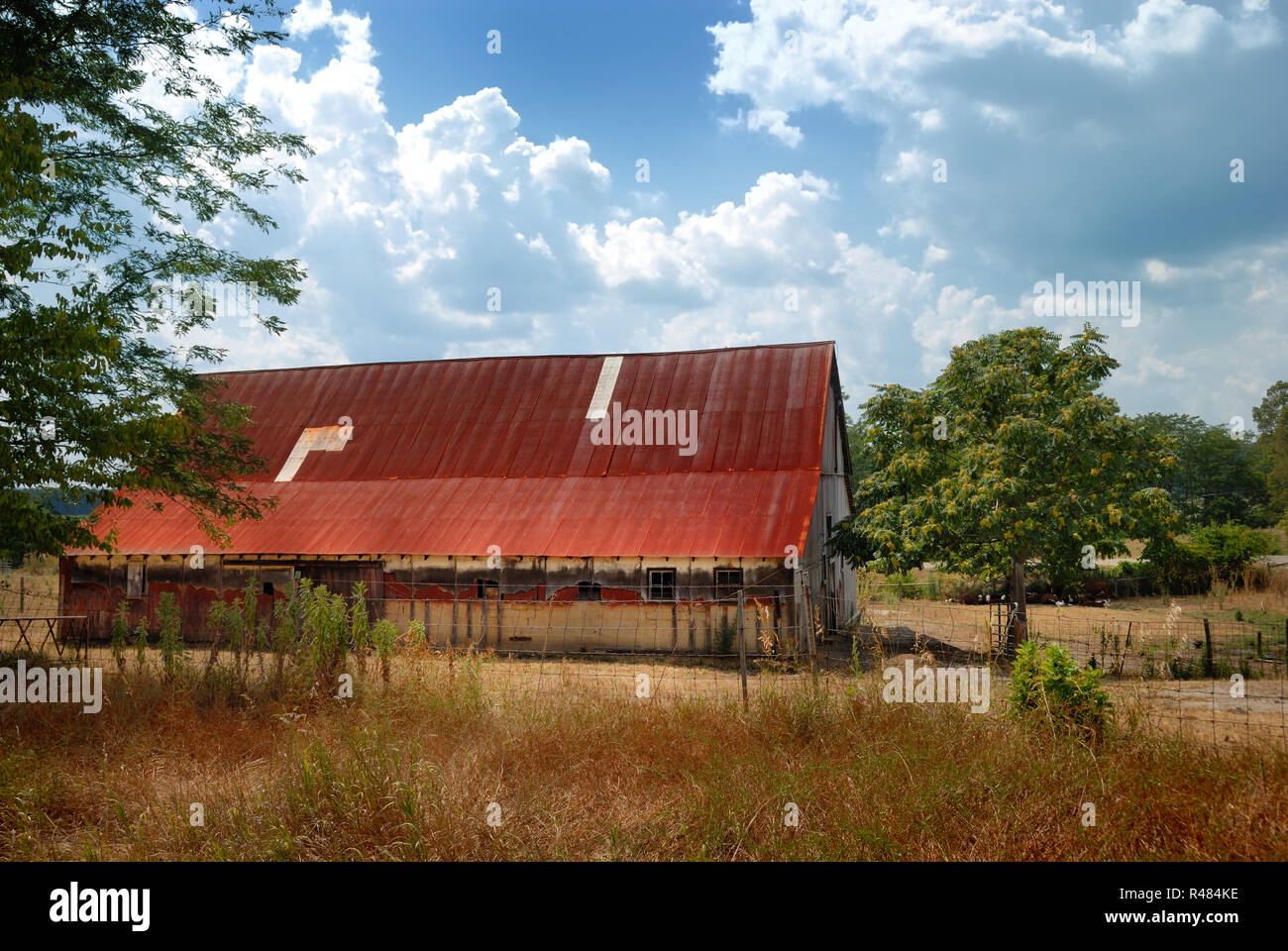 Eine Scheune mit einem roten Dach in einer ländlichen Umgebung in der Nähe von Bloomington, Indiana, USA Stockfoto