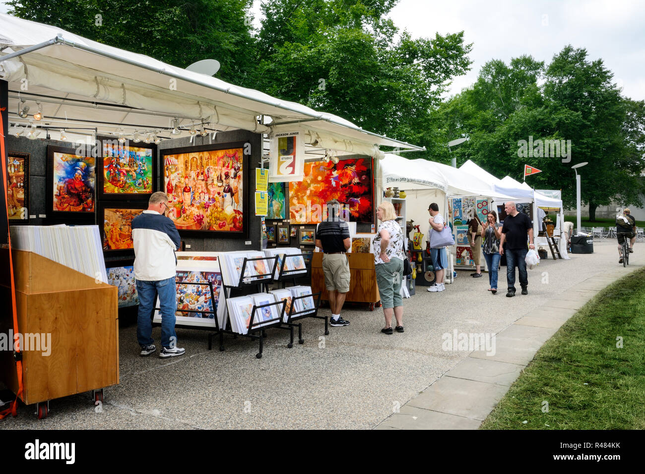 Künstler zeigen ihre Arbeit bei den jährlichen drei Flüsse Arts Festival, Point Park, Pittsburgh, Pennsylvania, USA Stockfoto