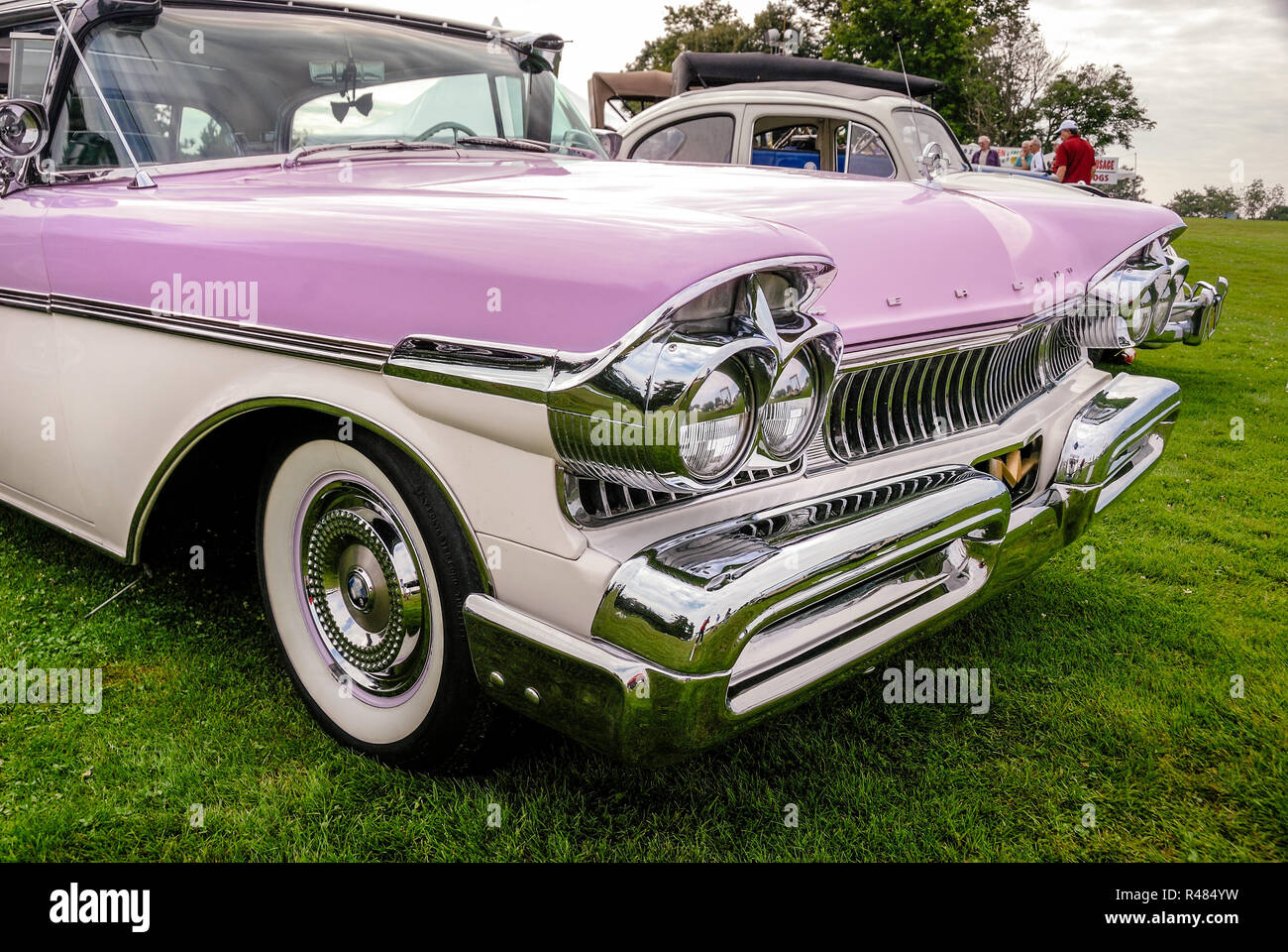 Ein Rosa und Weiß vintage Automobile auf dem Display an der Pittsburgh Oldtimer Grand Prix, eine jährliche Rennen in Schenley Park, Pittsburgh, PA, USA Stockfoto
