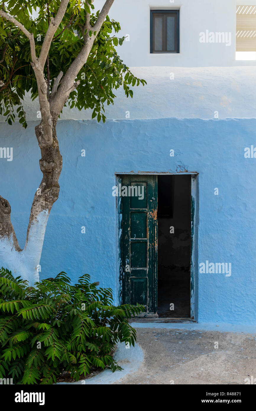 Tür in einem traditionellen griechischen Haus öffnen. Stockfoto