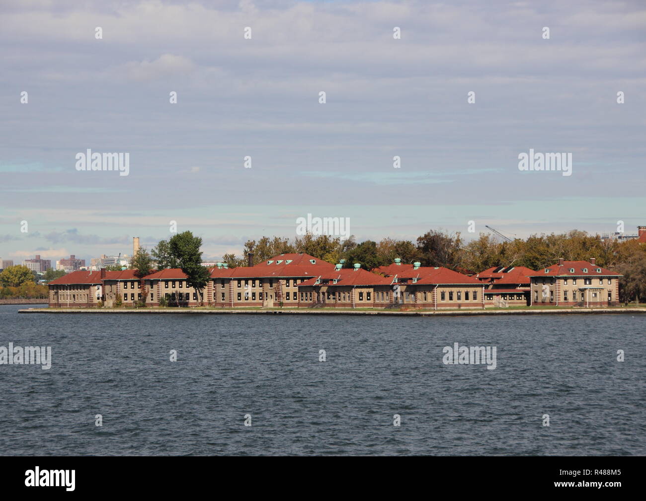 Ellis Island mit rotem Dach Verwaltungsgebäude Stockfoto