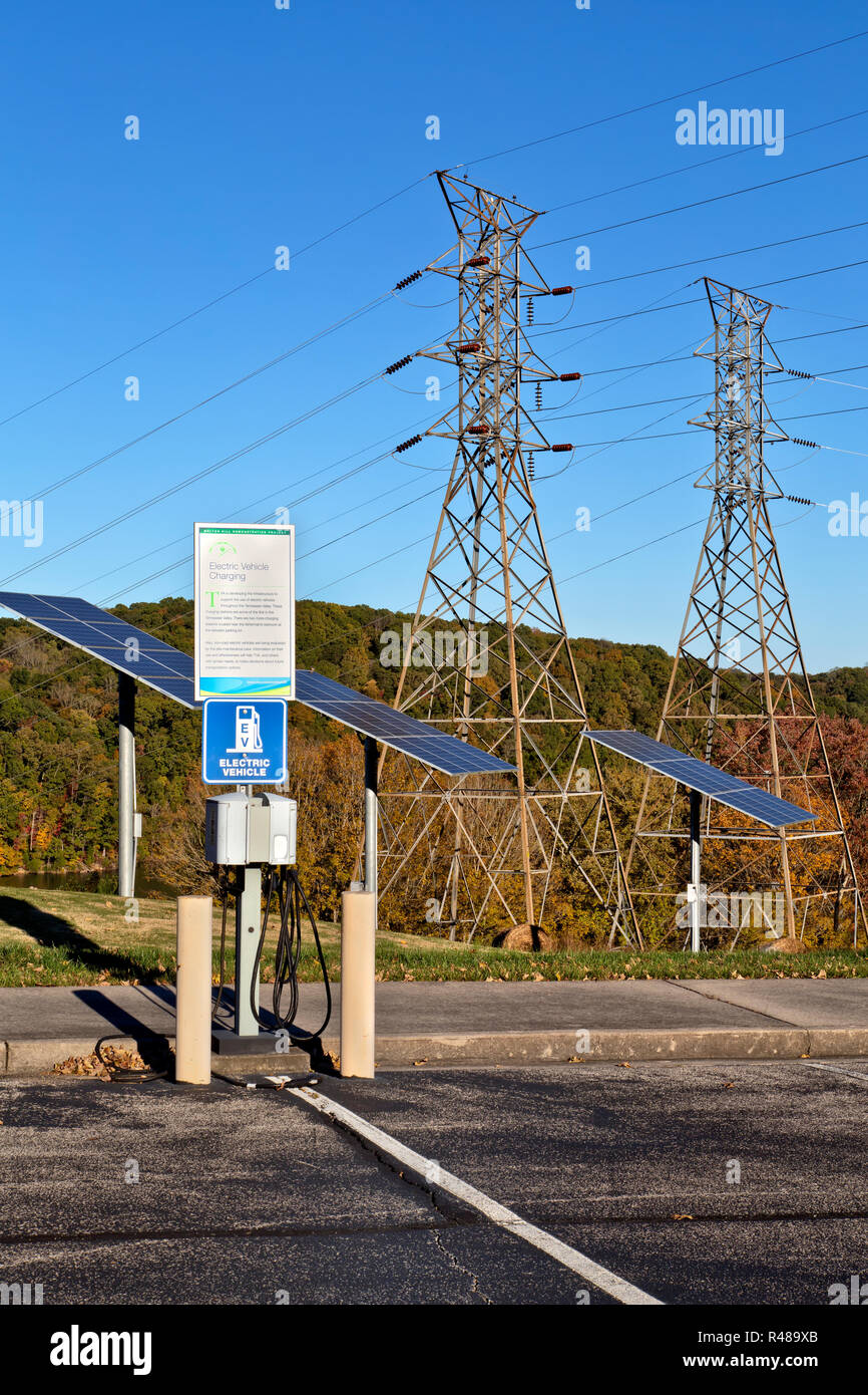 Elektrofahrzeug Ladestation, Sonnenkollektoren, elektrische Übertragung Türmen, mit Blick auf Clinch River, Melton Hill Hydro Electric Dam. Stockfoto