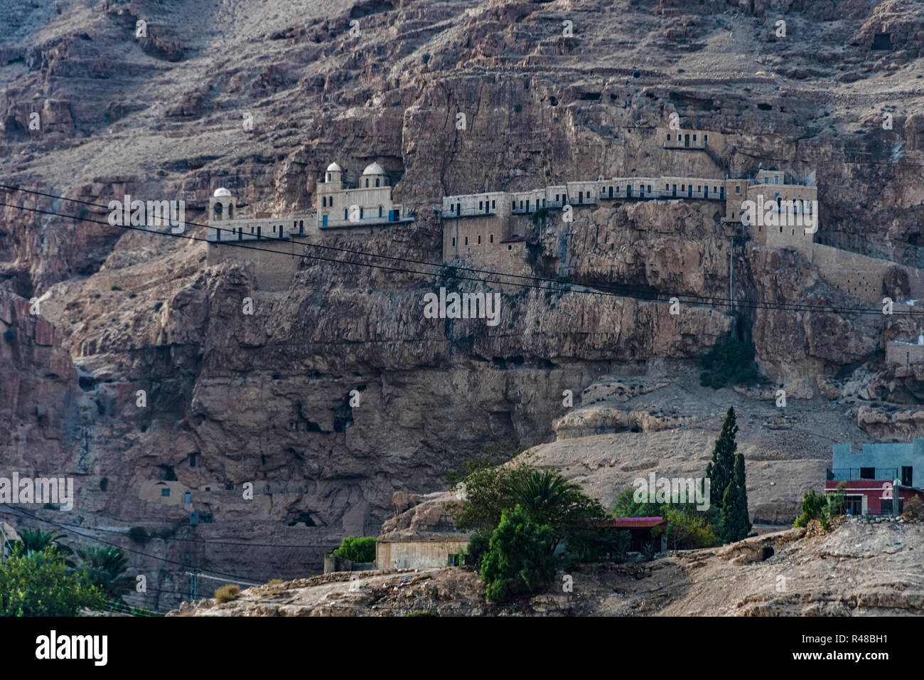 Berg und Griechischen Kloster der Versuchung in der Nähe von Jericho Stadt 350 Meter unter dem Meeresspiegel, unter der Obhut der Griechisch-orthodoxen Kirche in Jerusalem. Jordanien Stockfoto