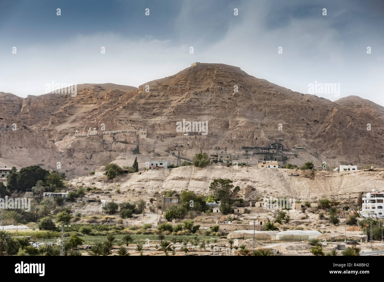 Berg der Versuchung mit dem Kloster mit dem gleichen Namen und die zahlreichen Ausgrabungen auf es hat Tausende von Jahren vor Christus. Jordan Valley West Stockfoto