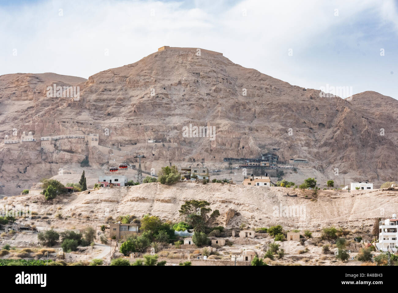 In der Nähe der Berg der Versuchung von Jericho Stadt von Konstruktionen und tausendjährigen Ausgrabungen geplagt. Jordan Valley West Bank Palästinensischen Stockfoto
