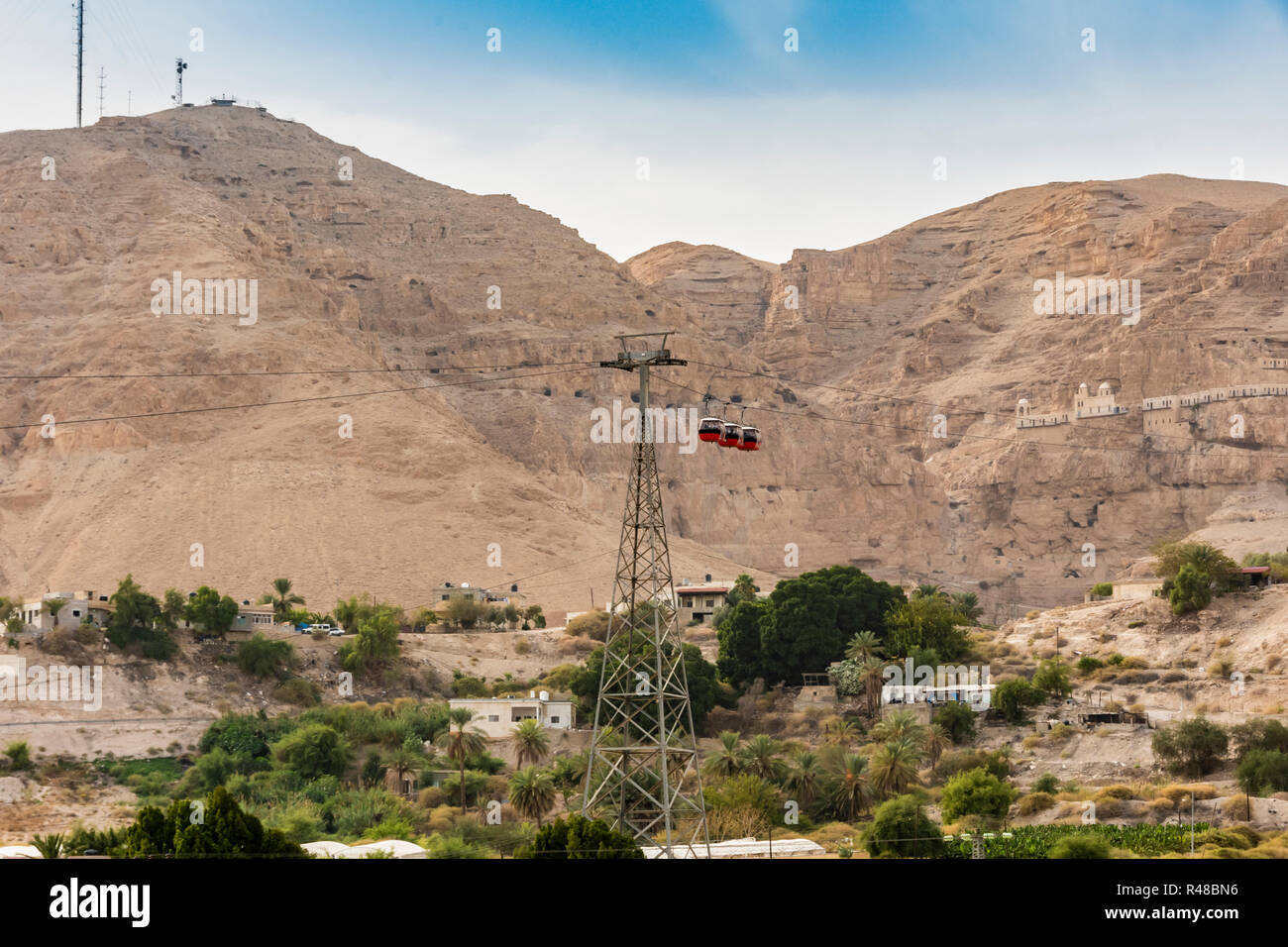 Jordan Tal, wo sie sehen können, mit der Seilbahn auf das alte Kloster der Versuchungen an den Hängen des Berges mit dem gleichen Namen. Jeri Stockfoto