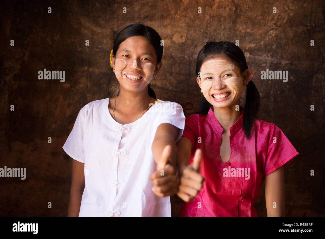 Zwei junge Myanmar Mädchen Daumen hoch Stockfoto