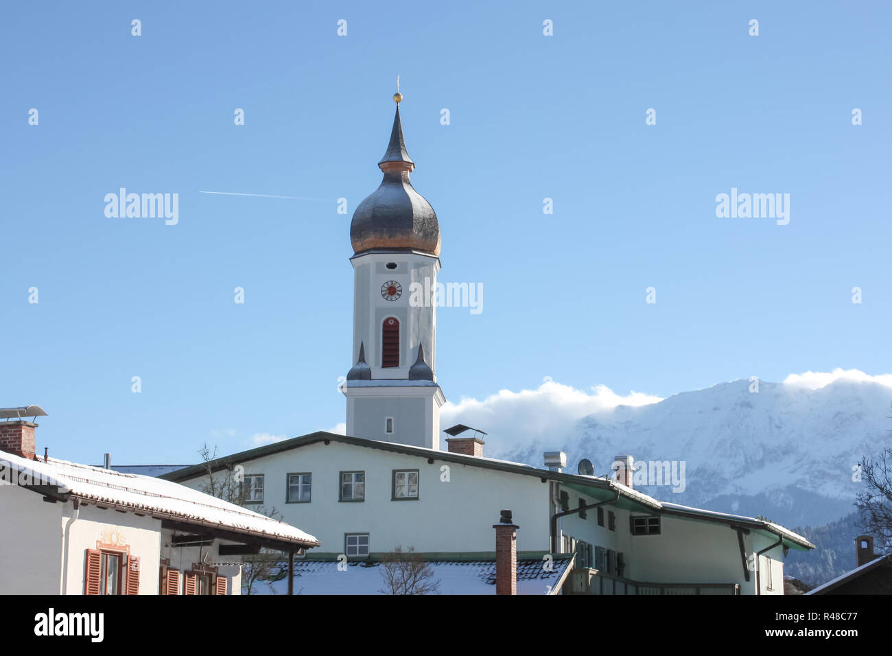 Garmisch-Partenkirchen - im Ortsteil Garmisch ist der St. Martin's Church, dahinter der Blick auf die Berge Stockfoto