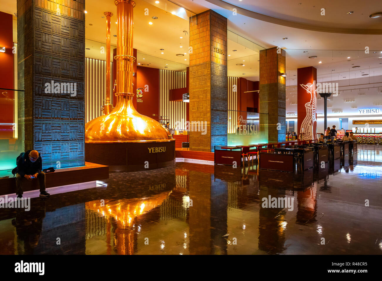 Tokyo, Japan - 26. April 2018: Das Museum von yebisu Bier wurde im Jahr 2010 eröffnet und feiert 120 Jahre der Marke, das Museum Sammlung von Fotos, ol Stockfoto