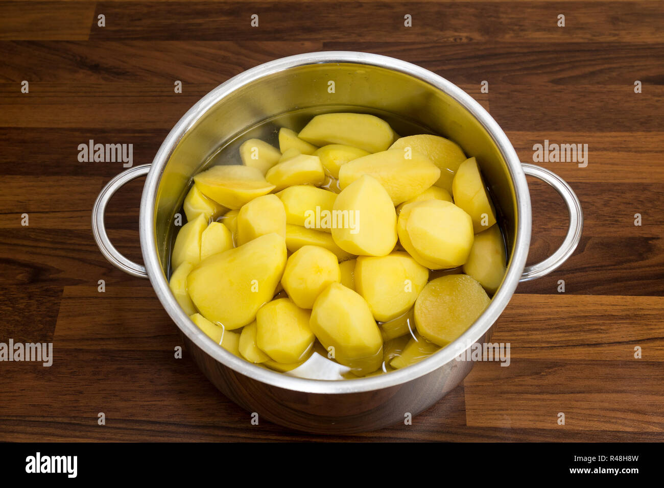 In einem Topf, Silber, frisch geschälte Kartoffeln in das Wasser, so dass die Ergänzung ist ein Vergnügen! Stockfoto