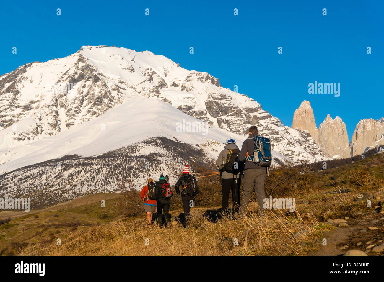 Touristen wandern im Torres del Paine Nationalpark in Chile Stockfoto