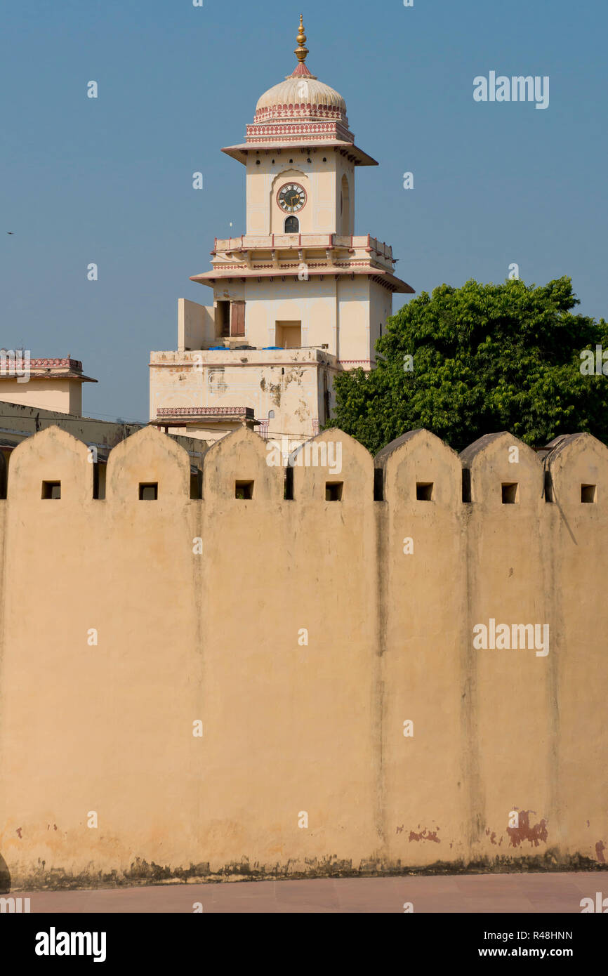 City Palace von den Wänden von Jantar Mantar Observatorium in Jaipur, Stockfoto