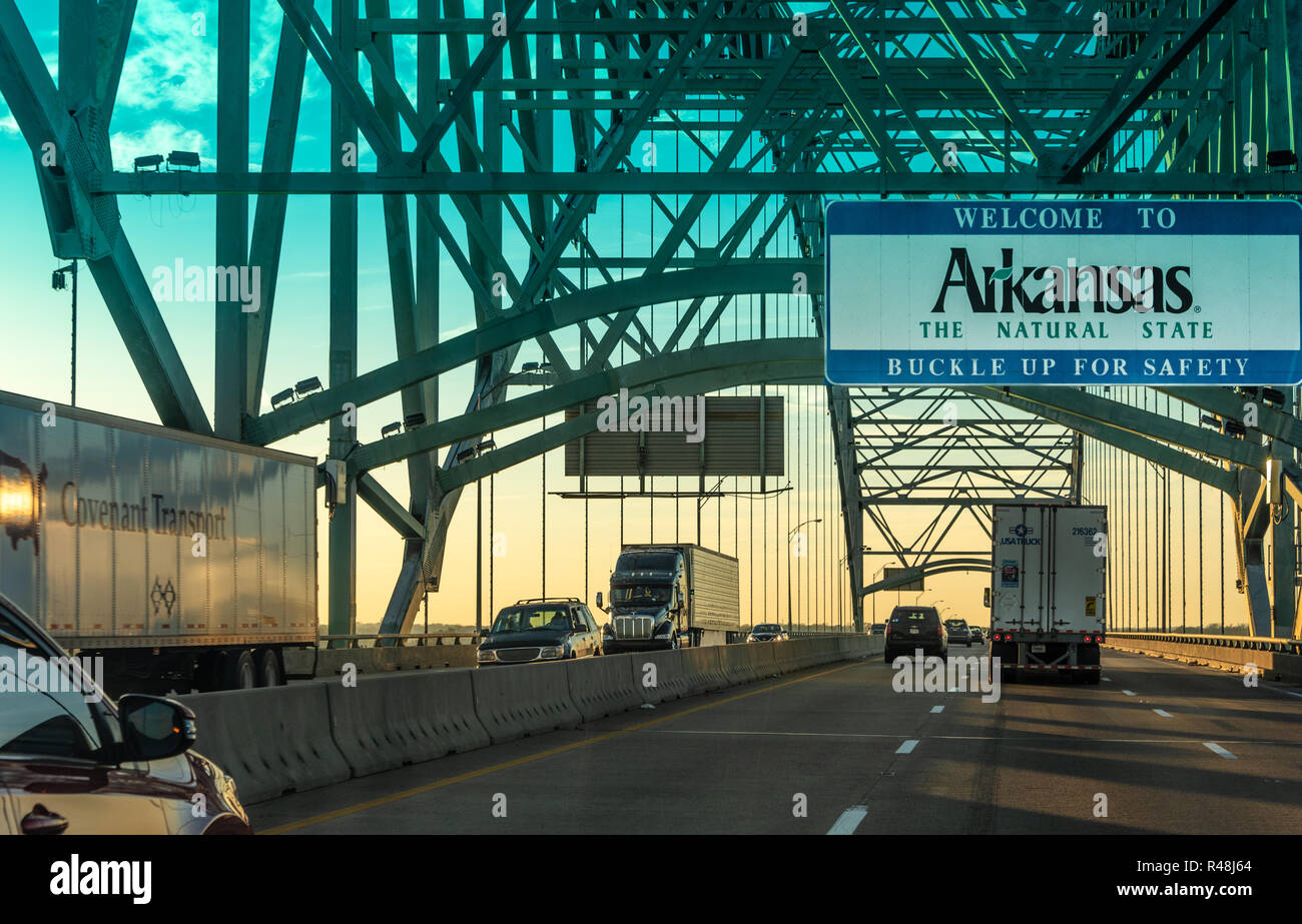 Verkehr bei Sonnenuntergang auf dem Hernando de Soto Brücke über den Mississippi zwischen Memphis, TN und West Memphis, AR auf der Interstate 40. (USA) Stockfoto