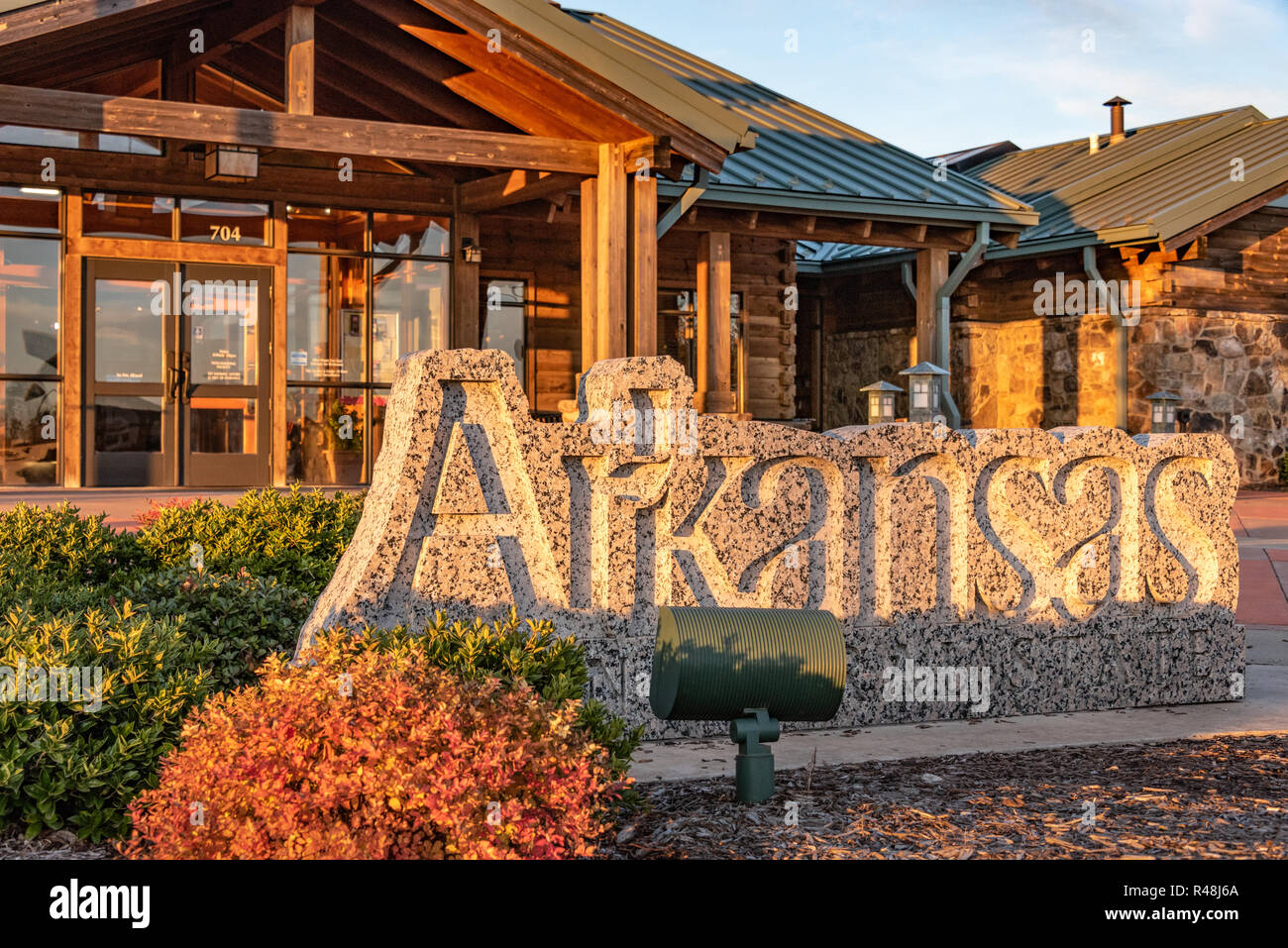 Arkansas Welcome Center bei Sonnenuntergang in West Memphis, Arkansas. (USA) Stockfoto