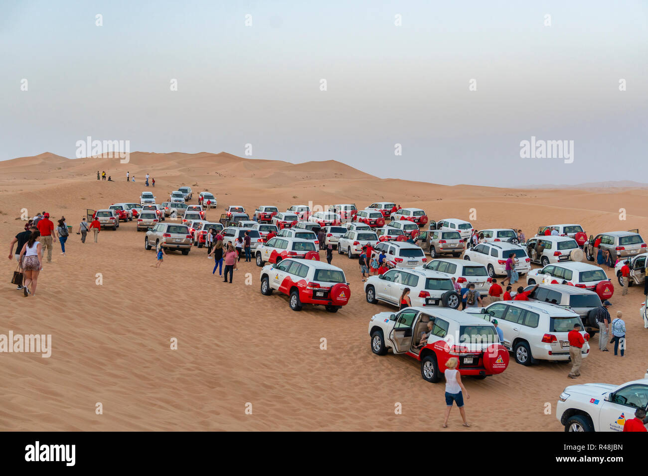 Touristen verbinden Wüstensafari in Dubai Stockfoto