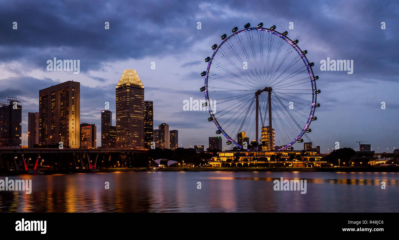Abendlicher Blick von Singapore Flyer und der Stadt Stockfoto
