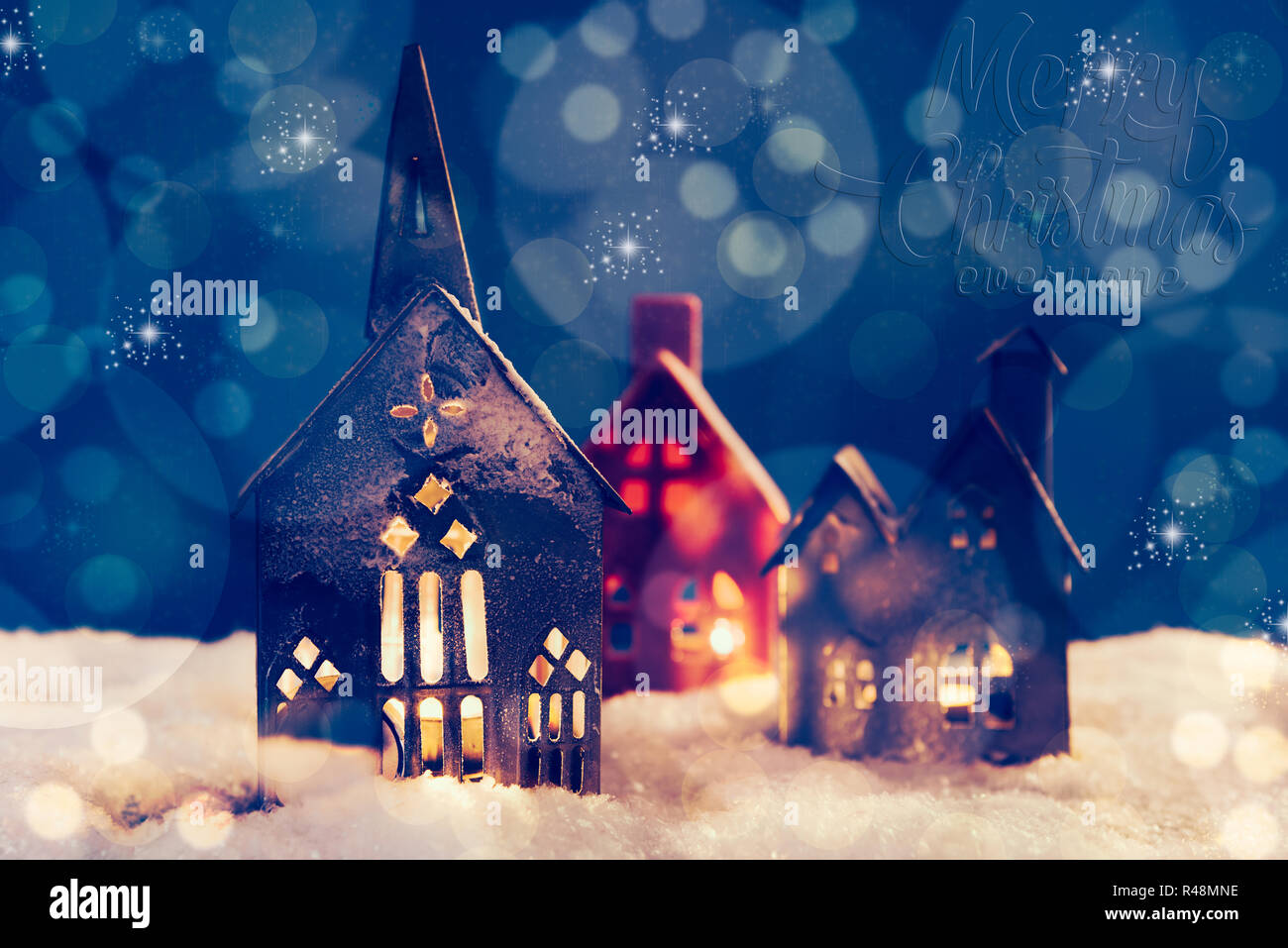 Christmas Village gemacht mit verschiedenen Kerze Haus, Schnee, blauer Hintergrund und wunderschönen Bokeh und Effekt hinzufügen Stimmung zu dem Foto, Platz zum Hinzufügen von Yo Stockfoto