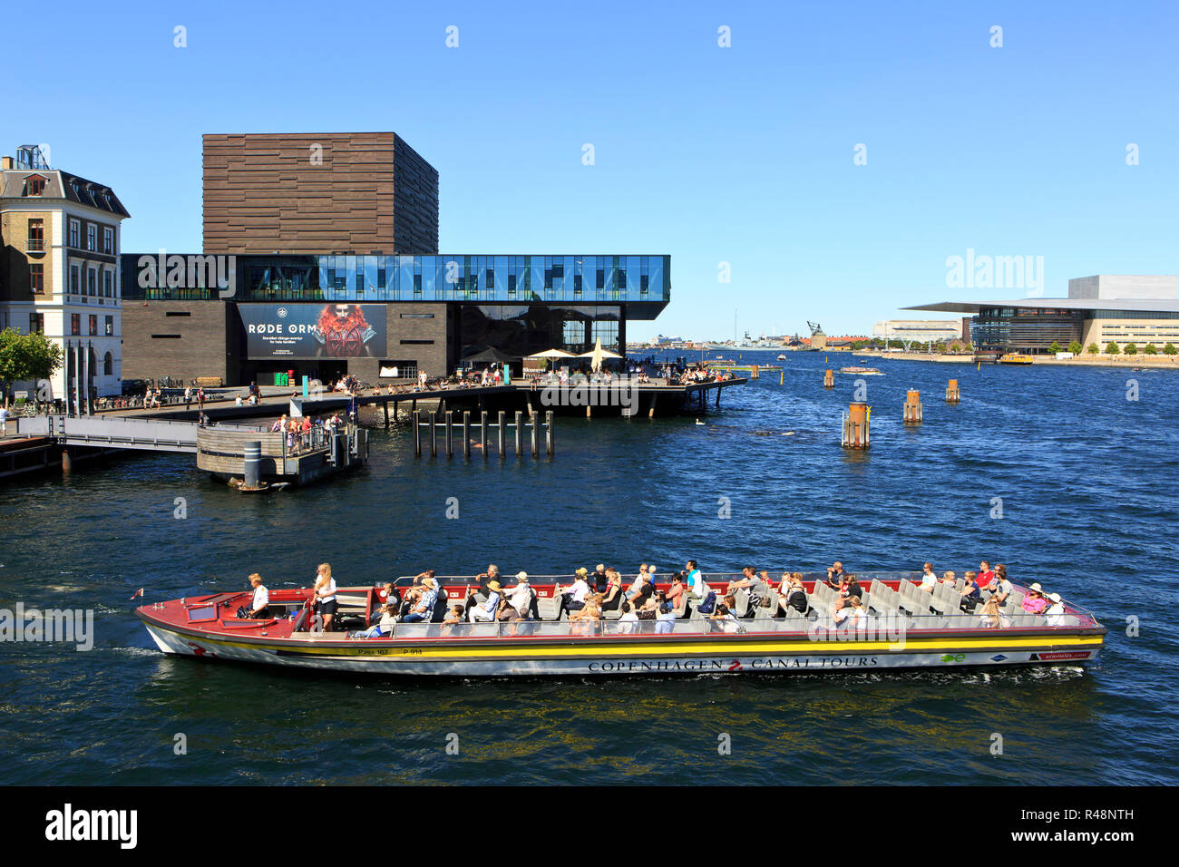 Ein Kanal Tour sightseeing Segeln vorbei an der Königlichen Dänischen Playhouse (2008) und Kopenhagen Opera House (2005) in Kopenhagen, Dänemark. Stockfoto
