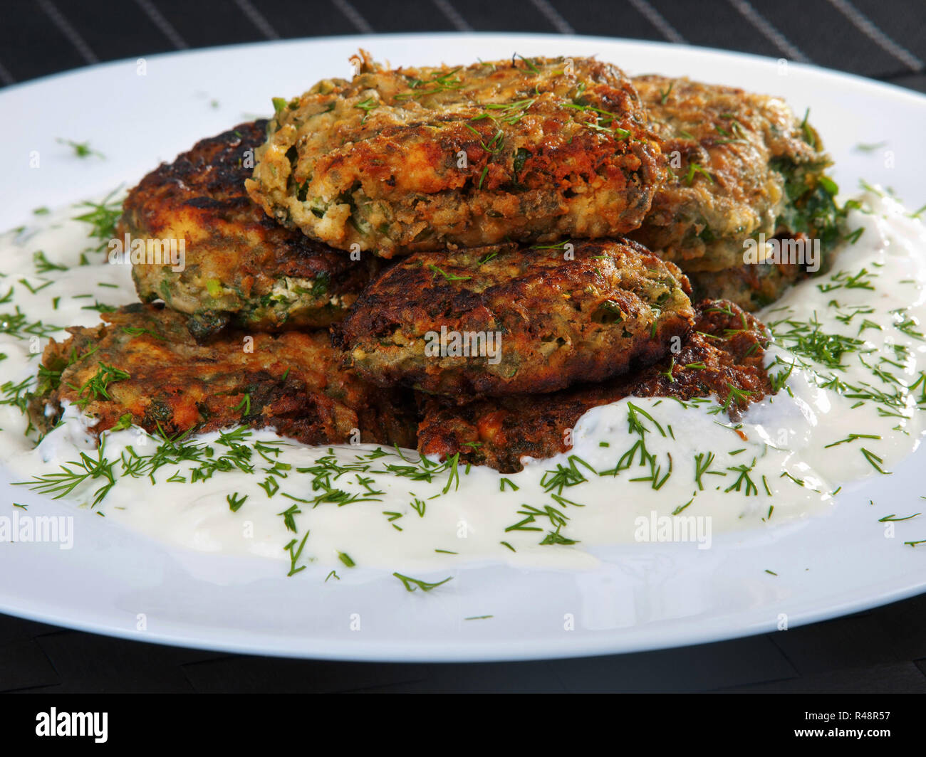 Gebratene Fleischbällchen mit Kräutern, gebratene Fleischbällchen mit Kräutern Stockfoto