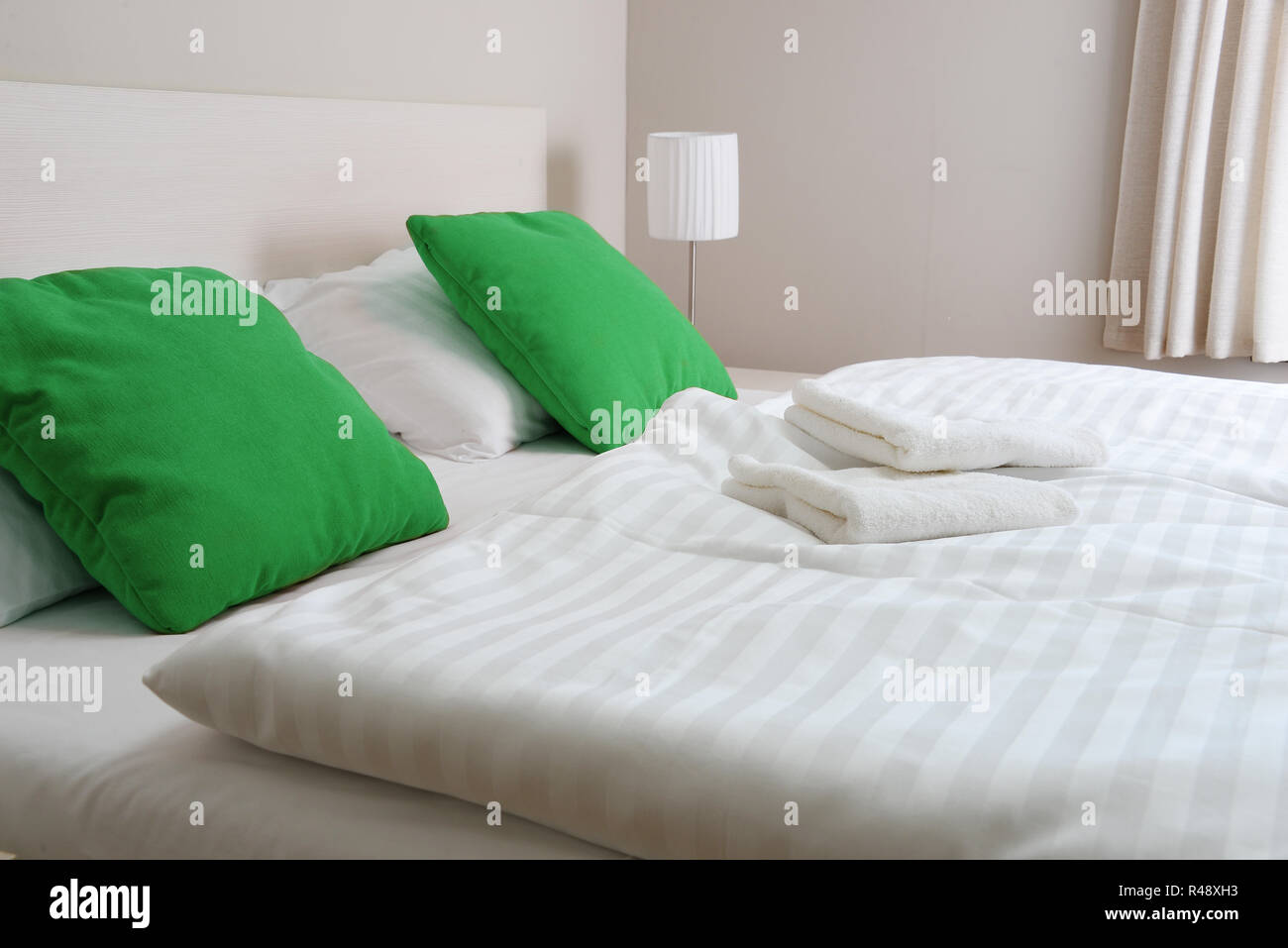 Doppelbett im Hotelzimmer. Unterkunft Stockfoto