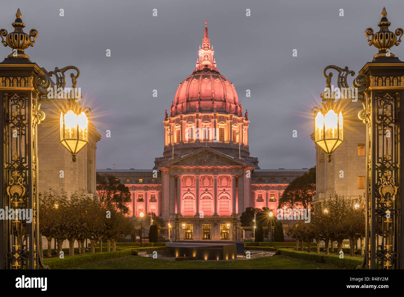 San Francisco Rathaus beleuchtet in Bernstein in der Danksagung Eva. Stockfoto