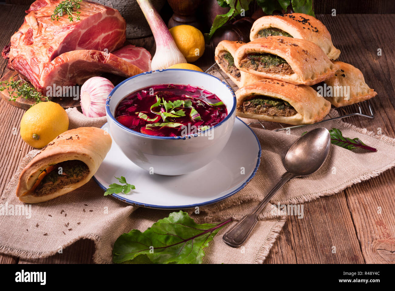 Rüben grüne Suppe mit Gebäck Stockfoto