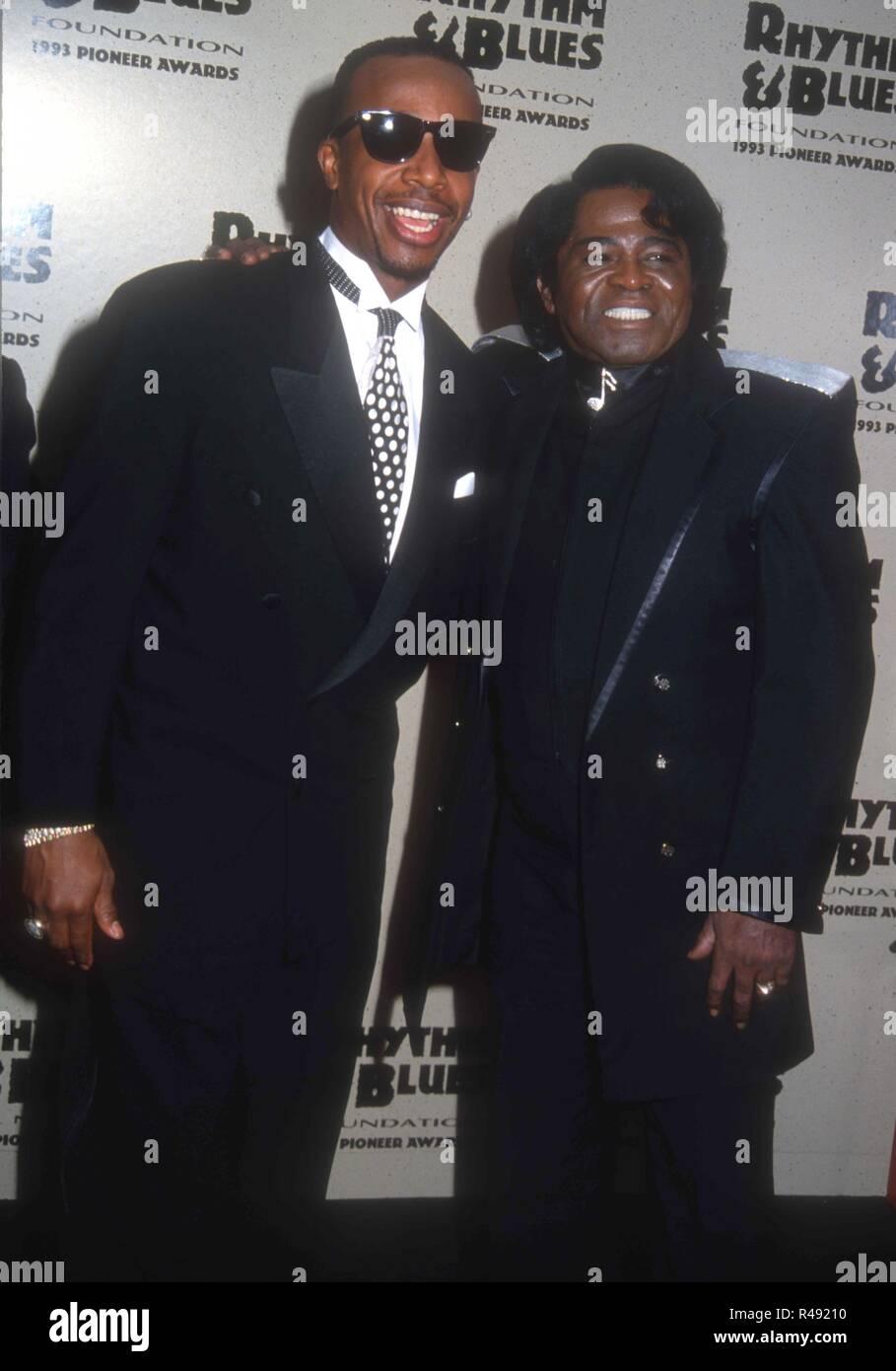 LOS ANGELES, Ca - 25. Februar: (L-R) Hip-hop Artist MC Hammer, aka Stanley Kirk Burrell und Sänger James Brown vierten jährlichen der Rhythm & Blues Foundation Pioneer Awards am 25. Februar 1993 Teilnahme am Palace Theatre in Los Angeles, Kalifornien. Foto von Barry King/Alamy Stock Foto Stockfoto