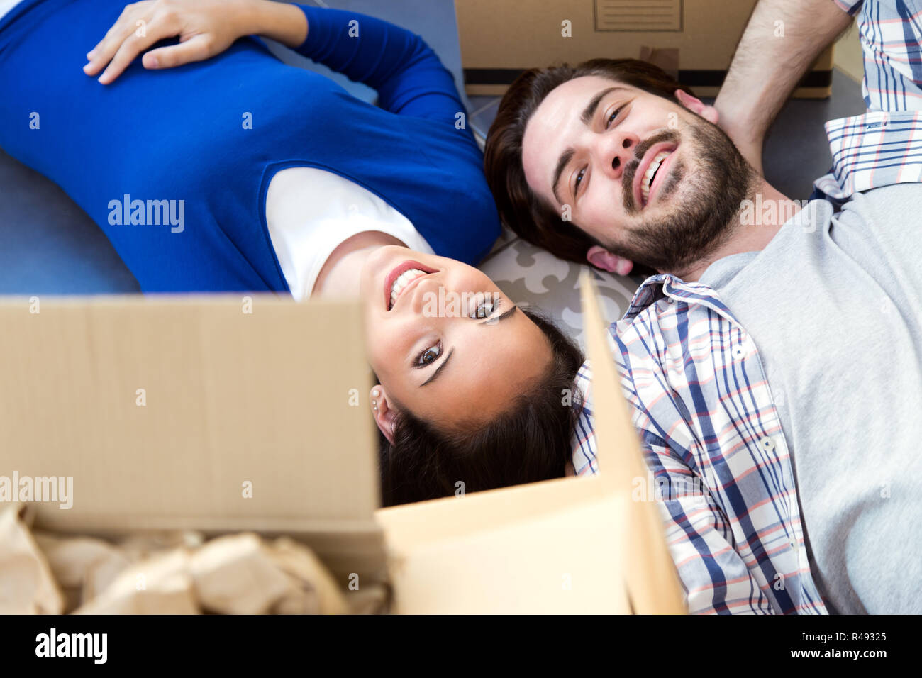 Junges Paar Umzug in neues Zuhause Stockfoto