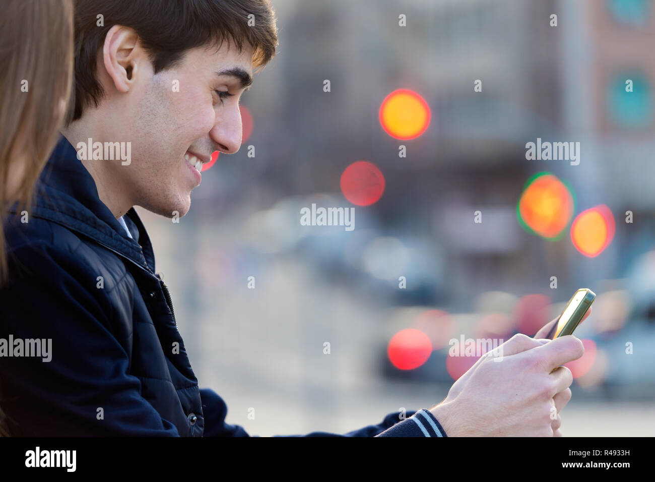 Junge paar Tourist in der Stadt mit Handy. Stockfoto