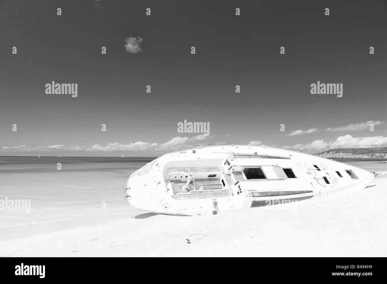 Schiff oder luxuriöse weiße Boot lag auf Sand Strand, Skyline im Hintergrund. Nach Sturm immer wieder Sonne. Yachtcharter auf st. johns Strand. Unterhaltung Sommer Urlaub Stockfoto