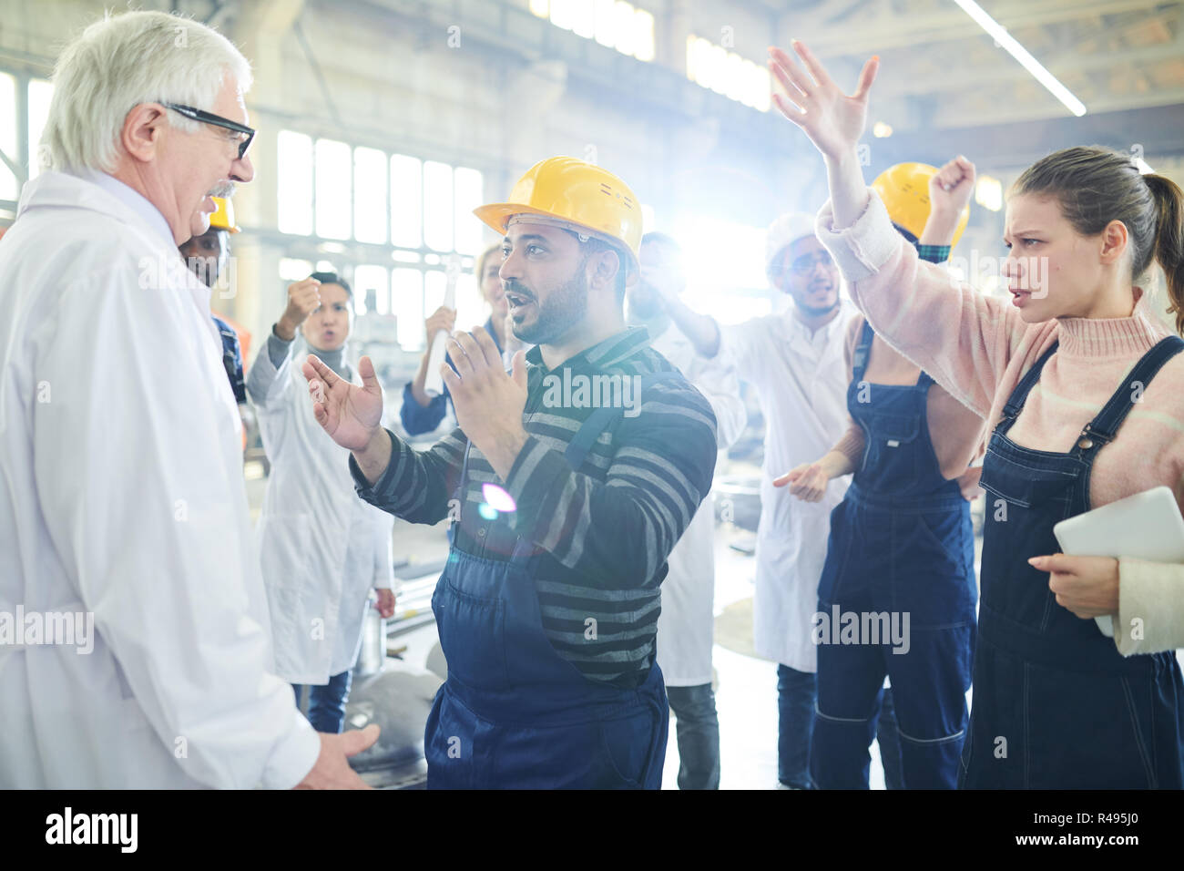 Wütende Arbeiter im Gespräch mit Chef Stockfoto