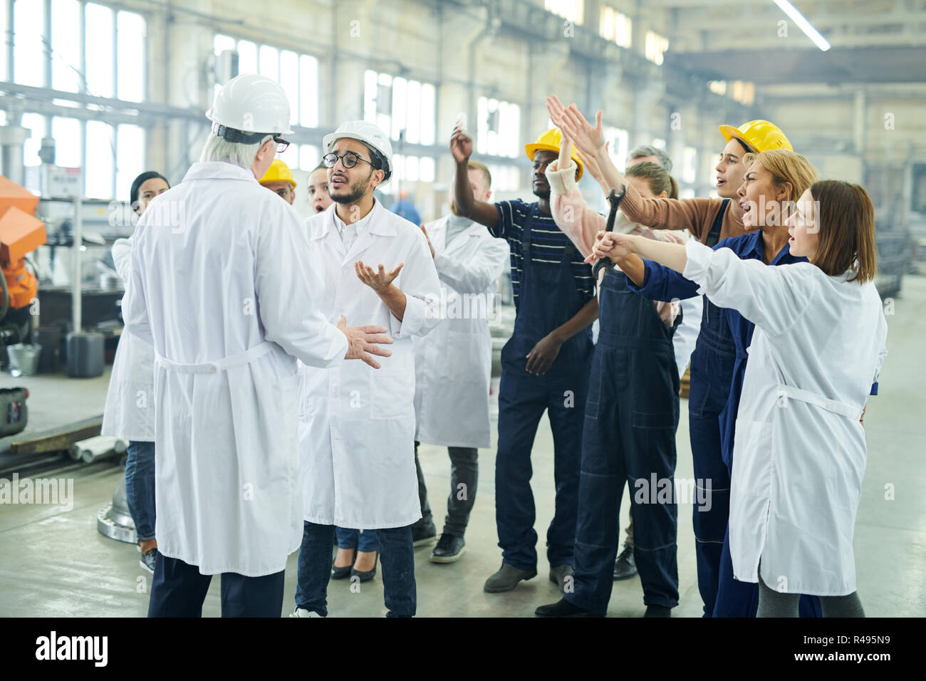 Multi-Ethnic Gruppe Arbeiter im Streik Stockfoto