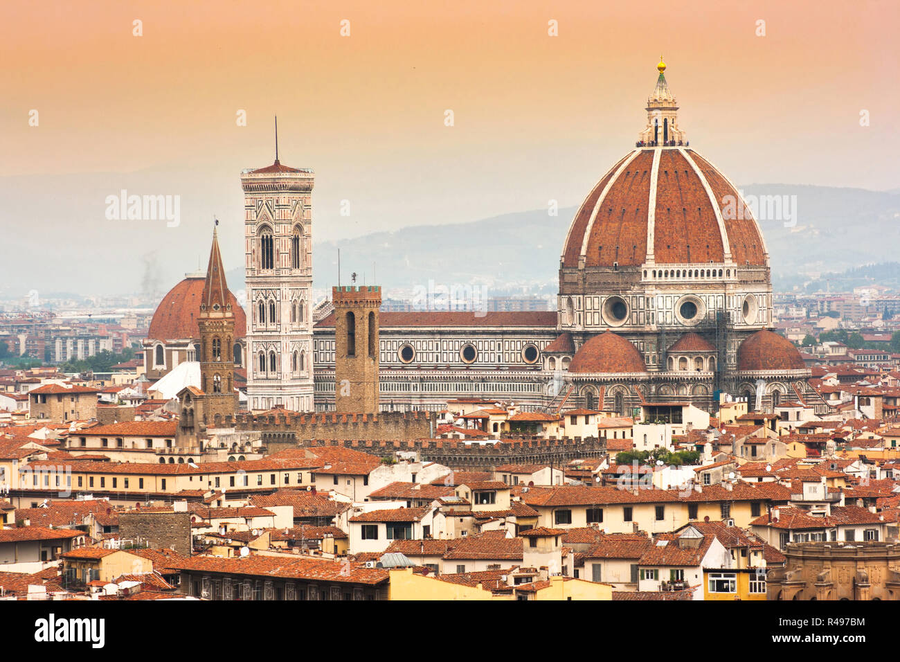 Die Kathedrale Santa Maria del Fiore und Giottos Campanile bei Sonnenuntergang in Florenz, Italien Stockfoto