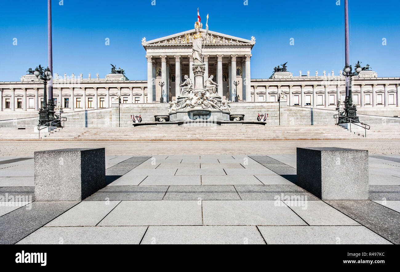 Panoramablick über österreichische Parlamentsgebäude mit berühmten Pallas Athene Brunnen und Haupteingang in Wien, Österreich Stockfoto